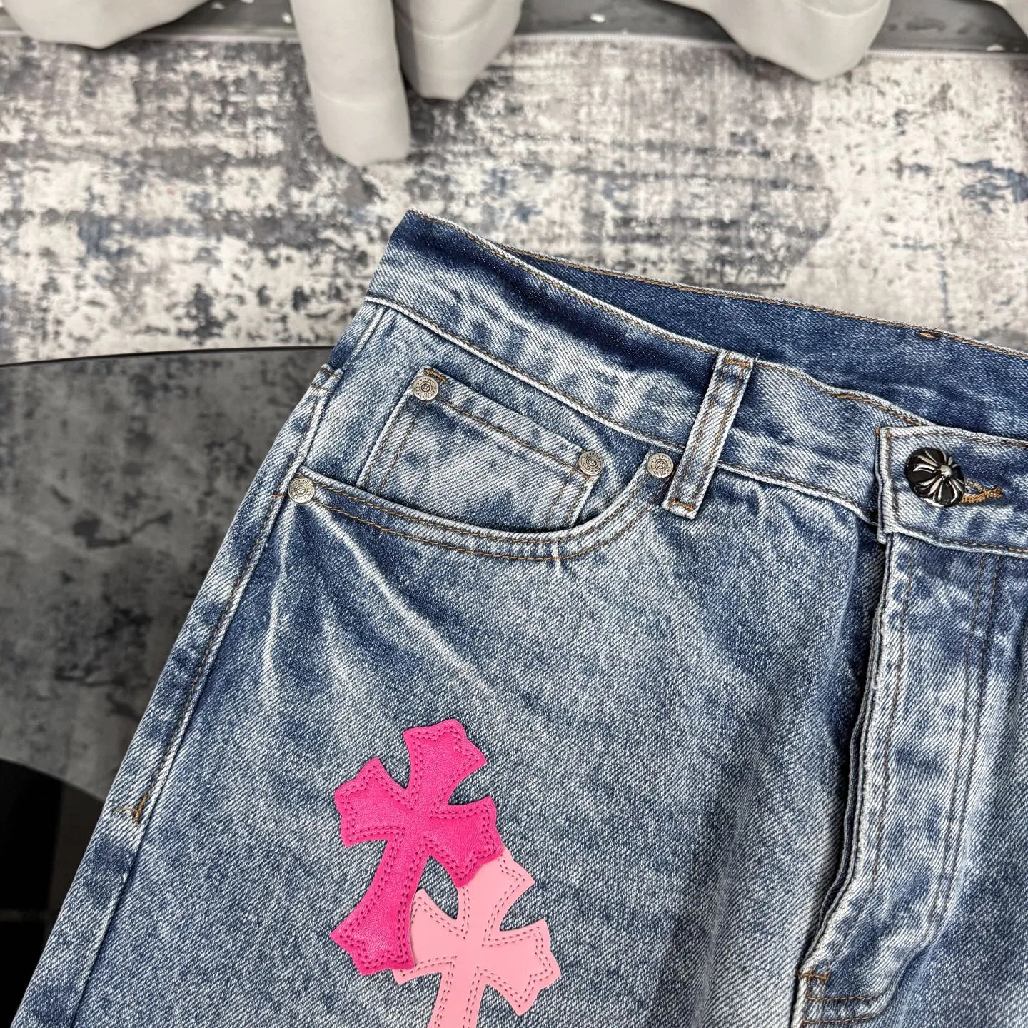 P260 Chrome Hearts 25FW CH Blue Pants Pink Leather Cross Bamboo Jeans. It adopts patchwork elements, mostly in the shape of a cross, and has glitter on the leather surface. Unique design, simple and elegant details, exquisite workmanship, the entire trousers are neatly routed, and the details are in place! It’s also so cool that both men and women can easily control it. It’s a gender-neutral trendy up version. Color: blue pants and pink leather Size: 28 30 32 34 36